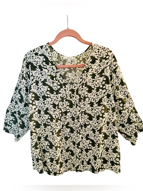 fun 2 fun Tops - Floral V-Neck Green & White Women's Top Three quarter sleeves Plus 2X